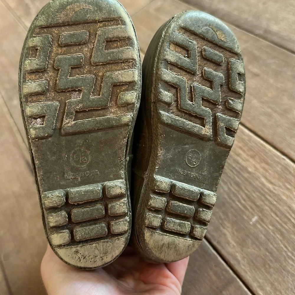 Camo rain boots boys size 5/6